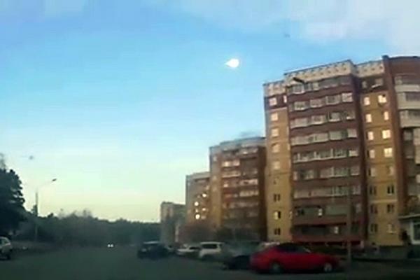«Очень яркий бело-зеленоватый шар, огненный»: в небе над Красноярском пролетел метеорит