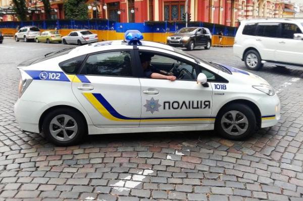 Полицейские в Одессе задержали девушку в футболке с советской символикой
