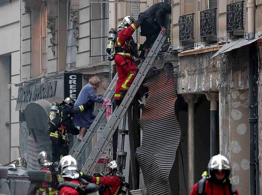 Взрыв в парижской булочной предварительно связали с утечкой газа