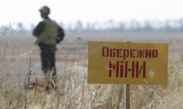 Бесстрашные киевские боевики устроили прогулку по минному полю  
