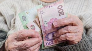 Украина выплатит пенсии жителям Донбасса после введения «миротворцев»