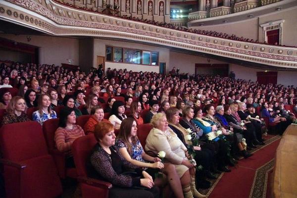 Денис Пушилин поздравил женщин Донецкой Народной Республики с 8 Марта