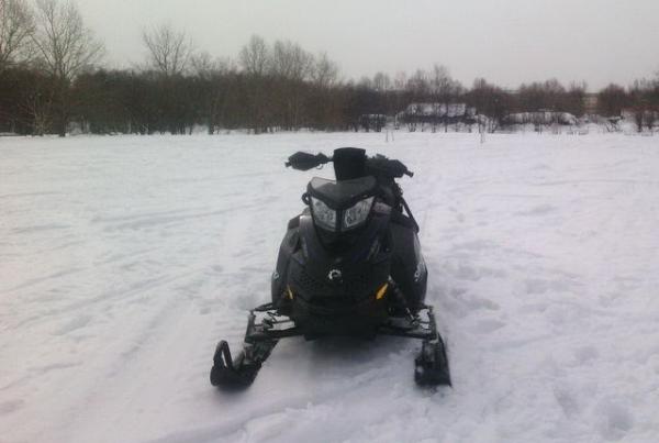 В Кемеровской области снегоход с людьми ушел под лед