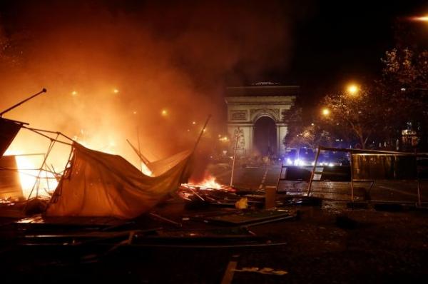 Во время протестов в Париже пострадала съемочная группа RT