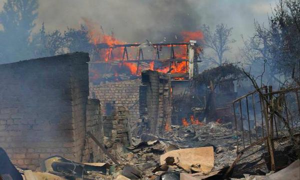Ночной обстрел Горловки киевскими боевиками: в результате попадания полностью сгорел дом