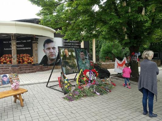 В День Республики дончане несут цветы к месту гибели первого главы ДНР