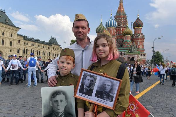"Эти парады и шествия не для того, чтобы побряцать оружием. Это в честь победителей": Путин вновь прошел в колонне Бессмертного полка