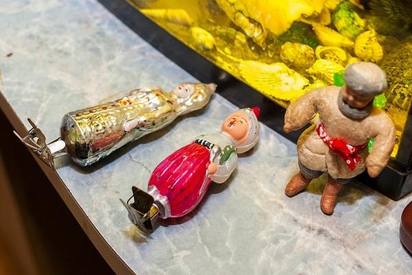 Пенсионер из Екатеринбурга нашел в родительской кладовке елочные игрушки на миллион рублей