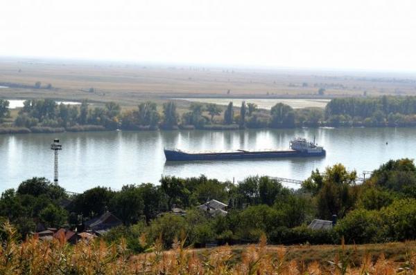 В Ростовской области автомобиль с людьми упал в реку