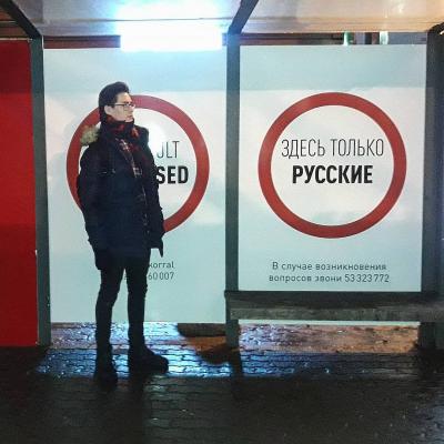 В Эстонии появились провокационные плакаты, разделяющие русских и эстонцев на остановке