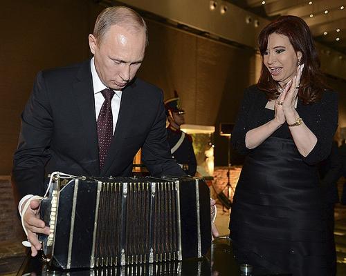 Меч и тигр для президента: Какие подарки дарили Владимиру Путину на дни рождения
