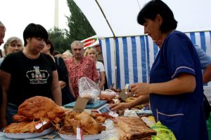 Фоторепортаж. Дождь не стал помехой для продовольственной ярмарки в Донецке