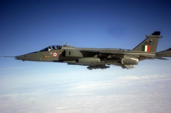 Самолет ВВС Индии сбросил на город учебные бомбы, столкнувшись с птицей