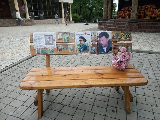 В День Республики дончане понесли цветы к месту гибели Александра Захарченко