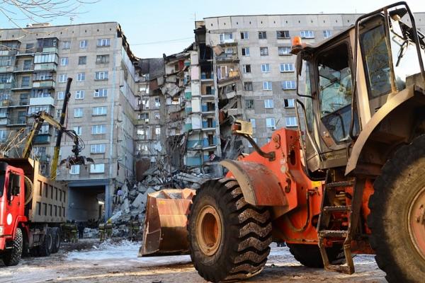 «У меня под завалами вся семья!»: наш корреспондент работает на месте взрыва газа в Магнитогорске