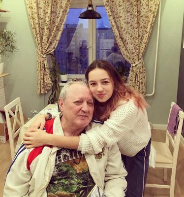 Волочкова вернулась в Россию из-за больного отца