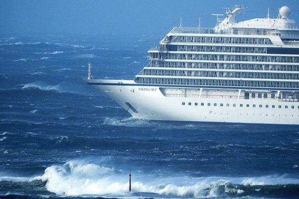 У берегов Норвегии продолжается эвакуация пассажиров с потерявшего ход парома