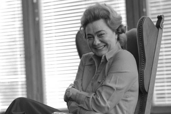 Галина Брежнева сидела на работе со стаканом коньяка. А начальство перед нею расшаркивалось