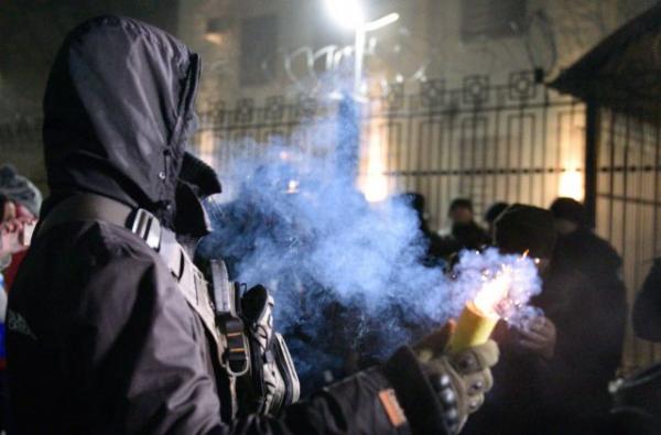Посольство РФ в Киеве забросали дымовыми шашками
