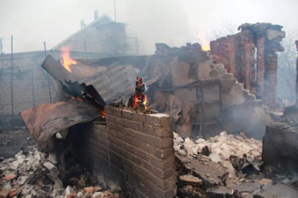 В результате обстрела ВСУ сгорел дом в Горловке