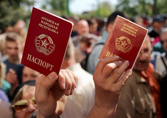Киев признал «незаконными» российские паспорта, выдаваемые жителям ЛДНР