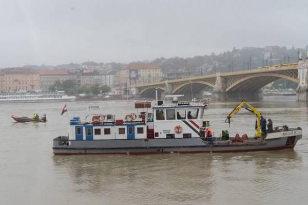 Затонувший прогулочный катер подняли со дна Дуная