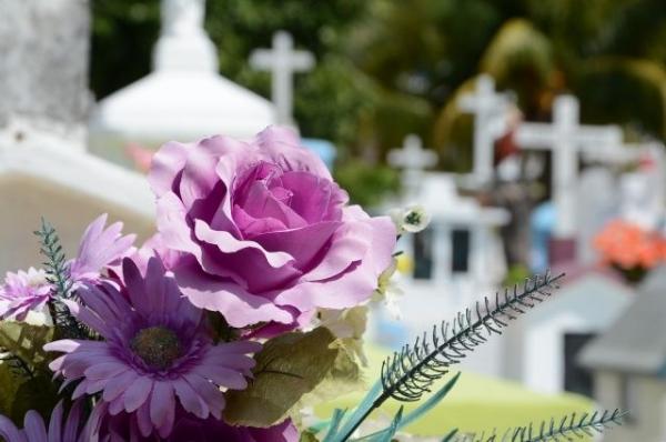 В Приморье группа подростков повредила на кладбище более полусотни могил