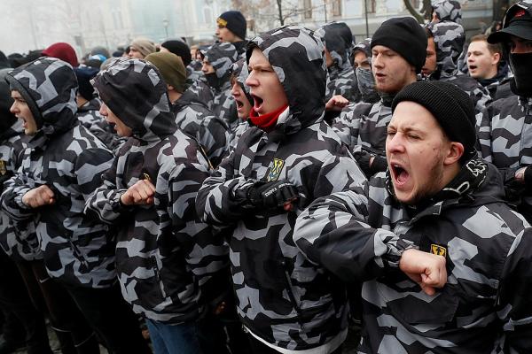 В Киеве скупают консервы и чистят подвалы под бомбоубежища