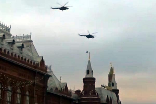 Пять десантников на вертолетной платформе 15 минут летали над Кремлем: Что известно об учениях ФСО в Москве