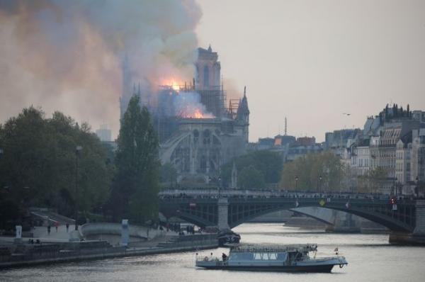 В горящем соборе Парижской Богоматери полностью обрушилась крыша