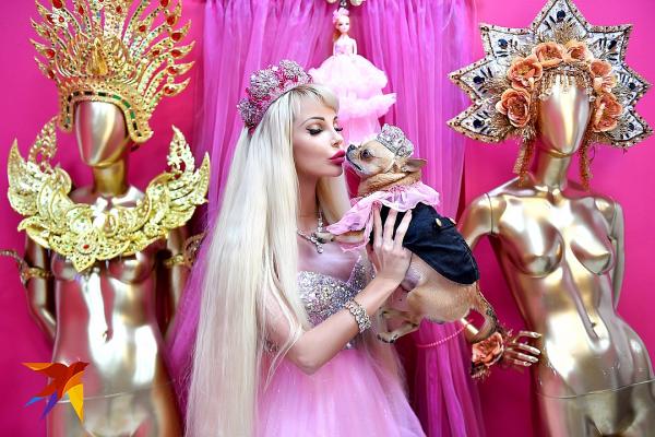 Розовая жизнь московской Барби: «Хочу, чтобы меня оскорбила Ольга Бузова или, на худой конец, Анастасия Волочкова»