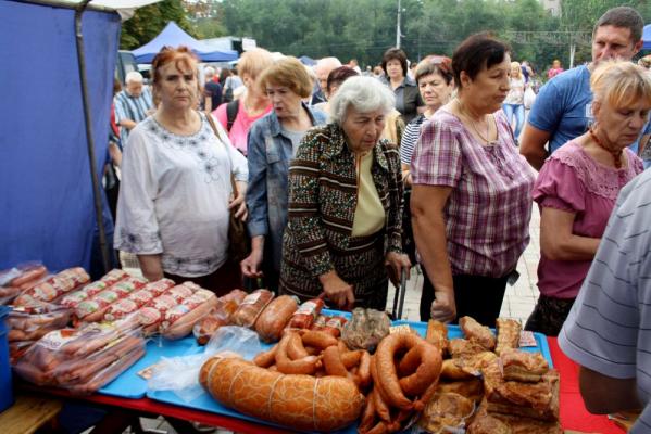 Фоторепортаж. Дождь не стал помехой для продовольственной ярмарки в Донецке