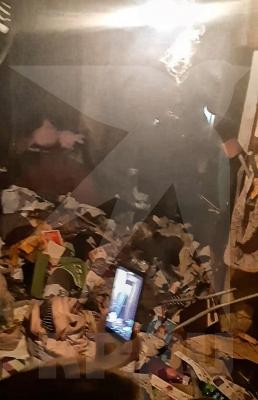"Во всех комнатах было по колено мусора": Соседи в Москве спасли 5-летнюю девочку-маугли от собственной матери