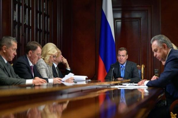 Медведев поручил выяснить, кто разрешил открыть лагерь под Хабаровском
