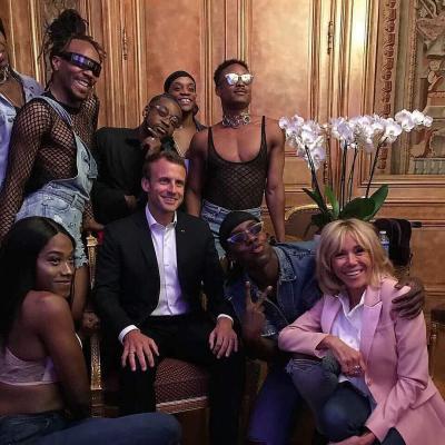 Зачем президент Франции Макрон обнимался с темнокожим гангстером без штанов