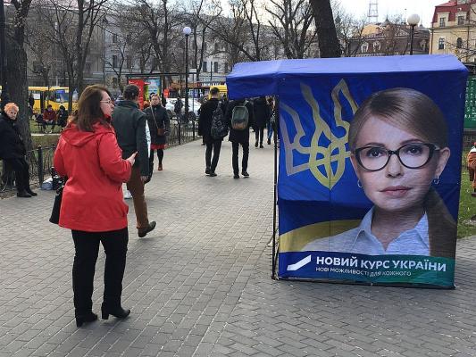 Киев своими глазами: Украина вернулась в лихие 90-е, но песни поет по-русски