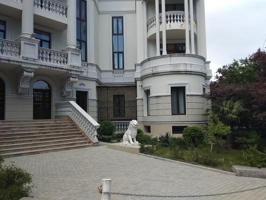 Роскошный пентхаус в 150 метрах от Ливадийского дворца: что из себя представляет «квартирка» Зеленского в Крыму