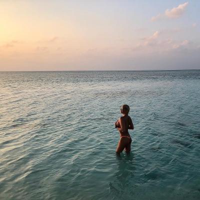 Дивы на Мальдивах: Бузова выложила фото топлесс из душа, а Волочкова встретила закат с голой грудью