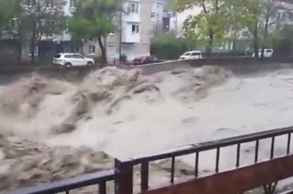 В Краснодарском крае из-за паводка обрушился мост на федеральной трассе