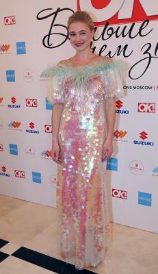 Стилист: Полина Гагарина копирует Мэрилин Монро, а Катя Гусева купила платье за 3000 рублей