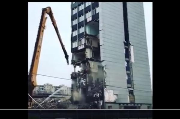 Опубликовано видео обрушения бизнес-центра на проезжую часть в Москве