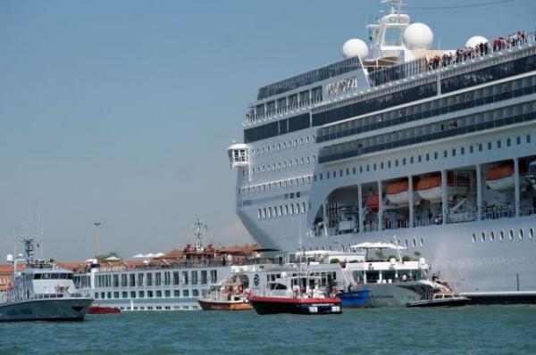 Круизный лайнер врезался в прогулочный теплоход в Венеции