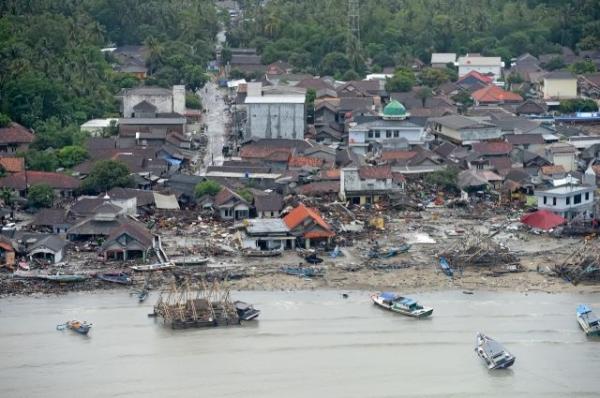 Число жертв цунами в Индонезии возросло до 373 человек - СМИ