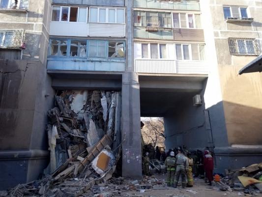 «У меня под завалами вся семья!»: наш корреспондент работает на месте взрыва газа в Магнитогорске
