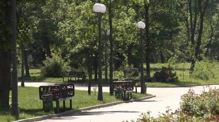 14 дополнительных новых лавочек будут установлены в парке имени Горького