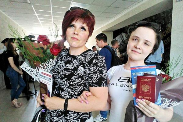 «Количество граждан России растет»: еще 24 жителя ДНР получили российские паспорта
