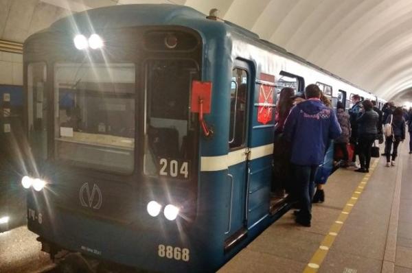 Мужчина погиб, упав на рельсы в московском метро
