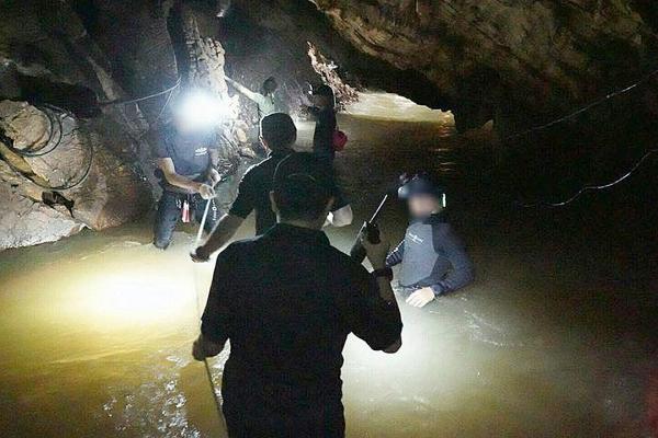 Мальчиков из затопленной пещеры в Таиланде на самом деле усыпили и связали перед спасением