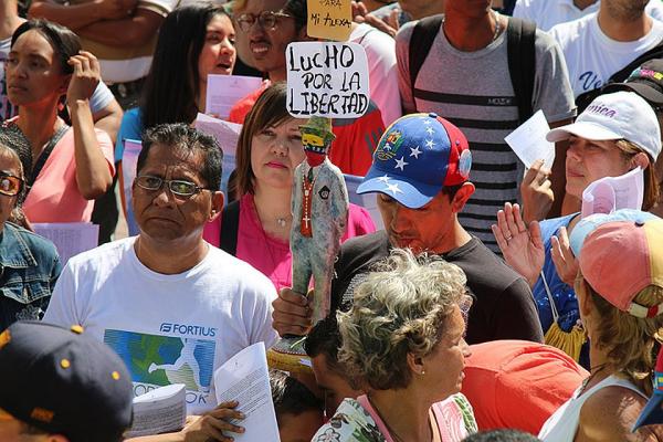 «Мы не хотим стрелять друг в друга»: Как Венесуэла раскололась на два лагеря