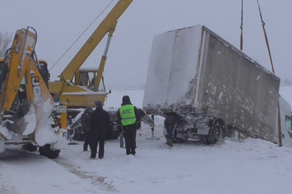 Снегопад парализовал единственный путь для грузовиков в Закавказье